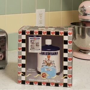 90's I LOVE LUCY LIMITED EDITION
VITAMEATAVEGEMIN BLUE COOKIE JAR NEW